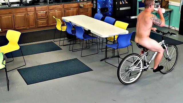 Kinky boss goes all out with BJ employee on ping pong table