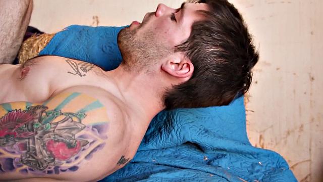 Крепкий фермер с тату жестко долбит подкачанного без резины