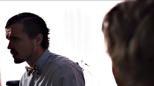 пышная мачеха бесстыдно скачет на хуе пасынка