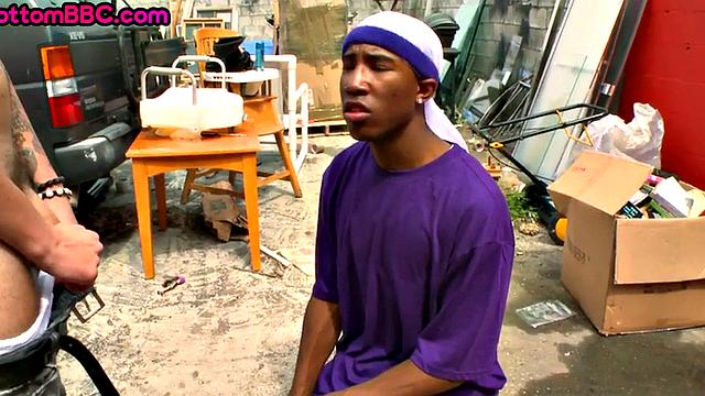 чёрный парень с района отдается белому прямо на улице