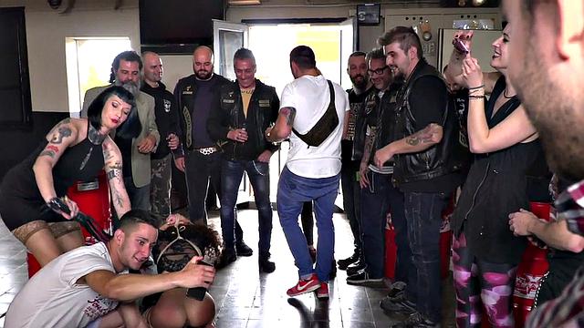 покорная женщина унижена на публике и дрочит группе мужчин