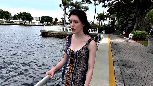 татуированная красотка сосёт и жарко трахается на улице