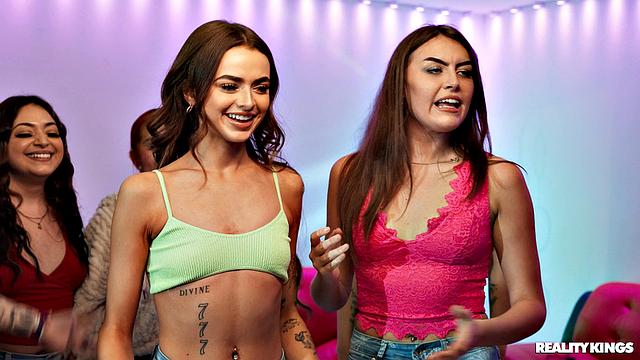 вечеринка быстро превратилась в жёсткий тройничок в общаге