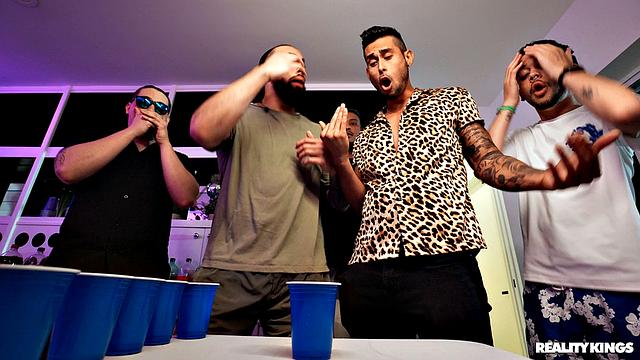 вечеринка быстро превратилась в жёсткий тройничок в общаге