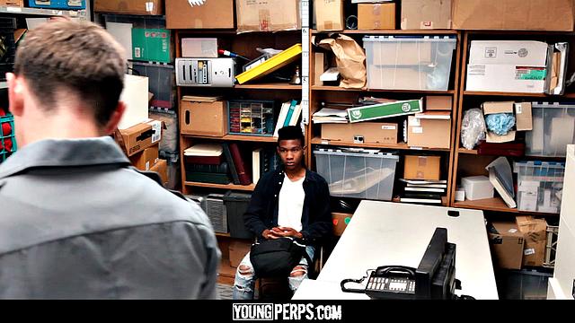 охранник ловит парня с книгой по bdsm и ведет в подсобку