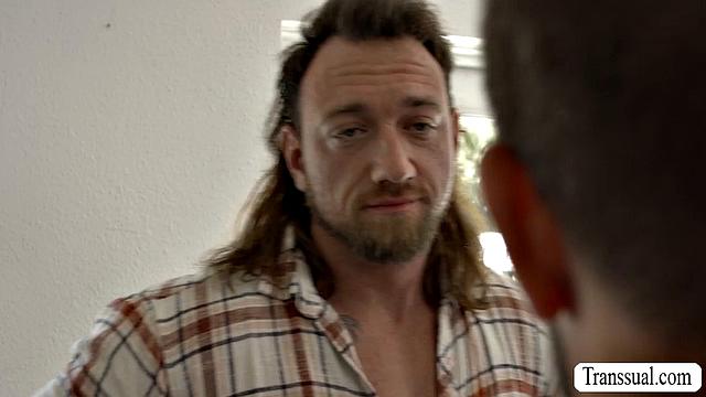 Пока плотники возятся со столом, транс-краля предлагает сначала починить ей задницу - ну а мужики готовы к такому ремонту всегда!