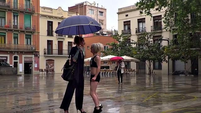 смотри, как рыжая милфа дрессирует покорную на улице