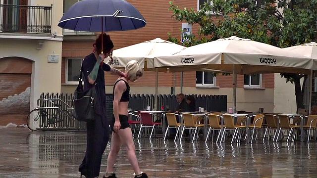 смотри, как рыжая милфа дрессирует покорную на улице