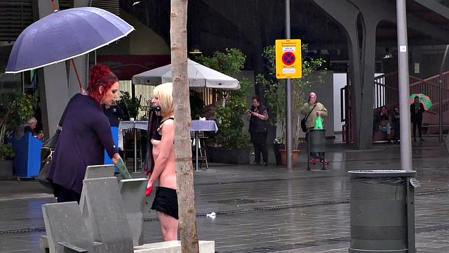 смотри, как рыжая милфа дрессирует покорную на улице