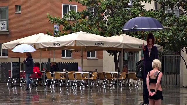 смотри, как рыжая милфа дрессирует покорную на улице