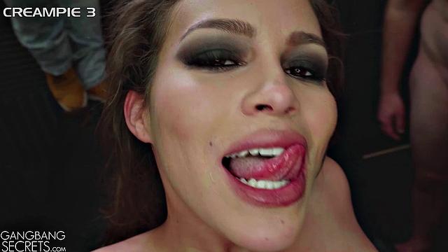 Karter Foxx с жадностью вылизывает сперму из своей пизды на групповухе с большими хуями и бритой киской.