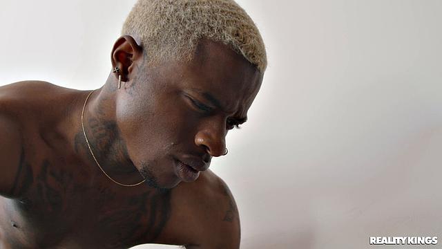 Алексис Фокс застала пасынка за дрочкой и устроила масляный секс-сейшн с большими сиськами и глубоким проникновением.