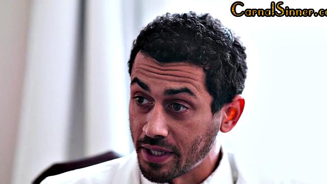 Грешная пациентка с лохматой киской стонет под пальцами врача