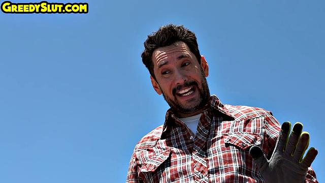 Стройная блондинка решила поиграть с опытным мужиком в позе миссионера - и не пожалела, что выбрала такого папочку.