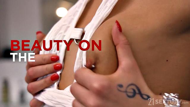 Beautiful On The Prowl, Scene #01