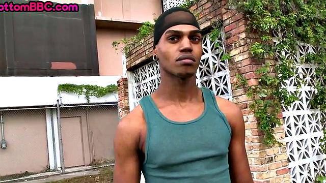 чёрный хулиган заглатывает белый хер и прикалывается