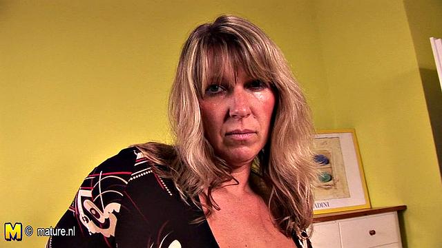 зрелая мамка разминает мокрую киску