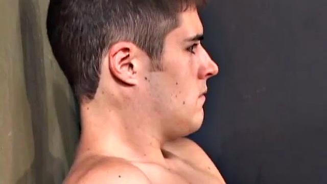 Hunter Phoenix дрочит и кончает на камеру