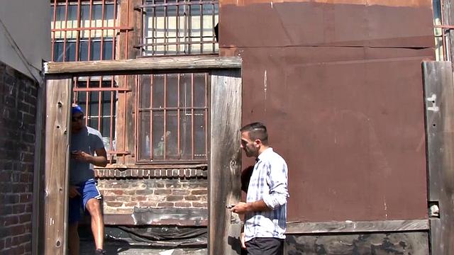 дилан сосёт огромный член антонио в грязном переулке и ловит мощный трах