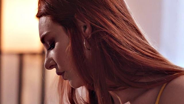 страстные лесбиянки: рыжая и блондинка сливаются в жарком трибинге