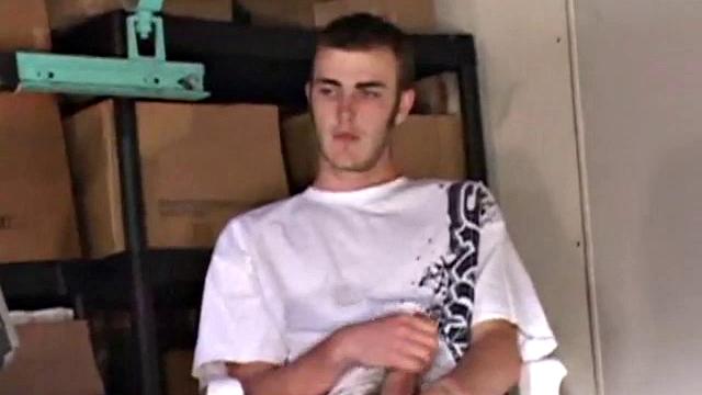 Кристиан Вайлд скучает и дрочит на камеру, ну а что еще делать зрелому гею дома?