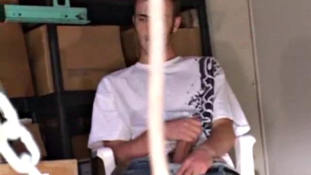 Кристиан Вайлд скучает и дрочит на камеру, ну а что еще делать зрелому гею дома?