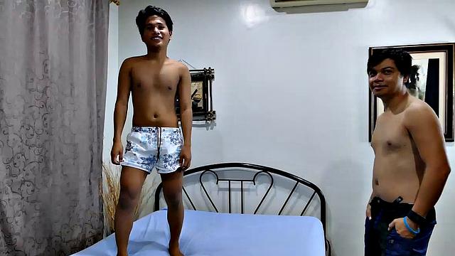 Ван жёстко играет с привязанными стопами Рассела в темноте