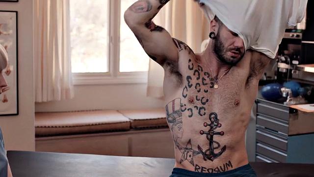 TS masseuse sixtynining before bareback erotic couple