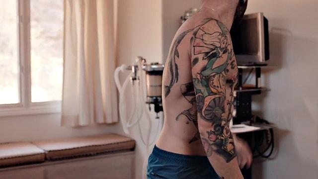 TS masseuse sixtynining before bareback erotic couple