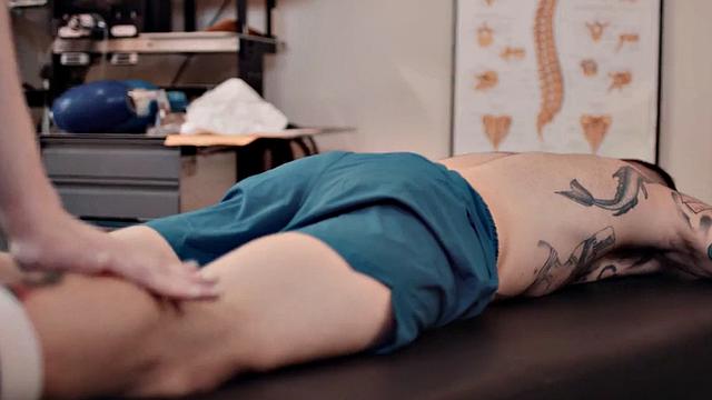 TS masseuse sixtynining before bareback erotic couple