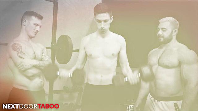 татуированный отчим и качок-пасынок устраивают жаркую тройку