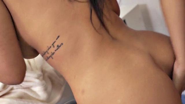 грязный священник вставляет пробку прихожанке