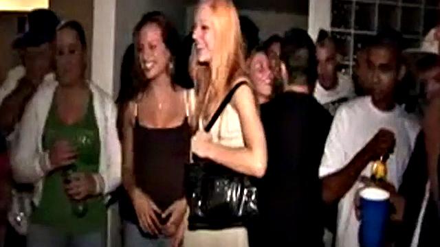 Стройные брюнетки лижут и трахают друг друга пальцами на улице