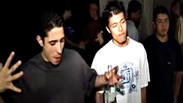 Стройные брюнетки лижут и трахают друг друга пальцами на улице