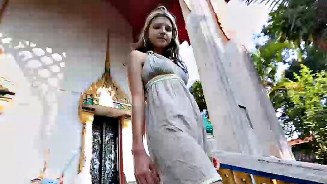 ох уж эта блондинка: посвятила киску в храме, а потом устроила шоу у бассейна