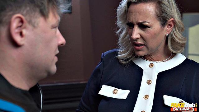 Зрелая Kathy Deep соблазняет гостя и страстно ебется на кровати с Michael Fly.