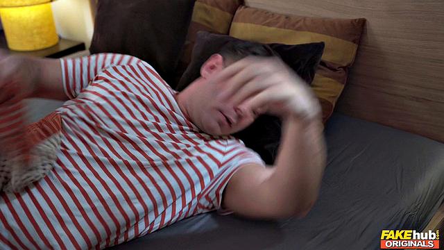 Зрелая Kathy Deep соблазняет гостя и страстно ебется на кровати с Michael Fly.