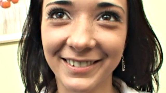 Докторша с юмором: шпилит себя дилдо и показывает интимные подробности