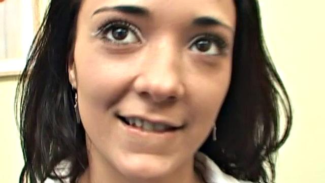 Speculum babe fucks with dildo before showing insides