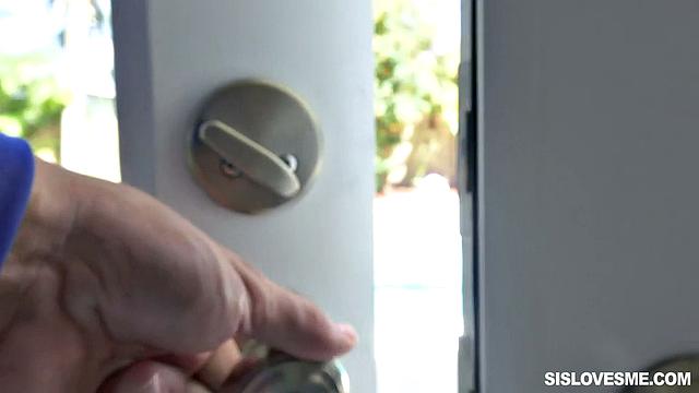 Поймали сестру на горячем, но ей вроде даже понравилось.