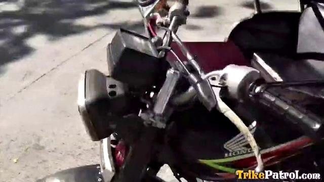 Филиппинка с упругой грудью скачет на члене и кайфует