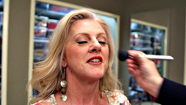 зрелая блондинка вал трахается в анал на улице