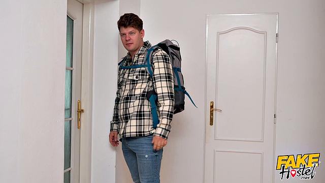 Подглядывай, как Таша Lustn дрочит и трахается с Майклом Fly ночью в хостеле