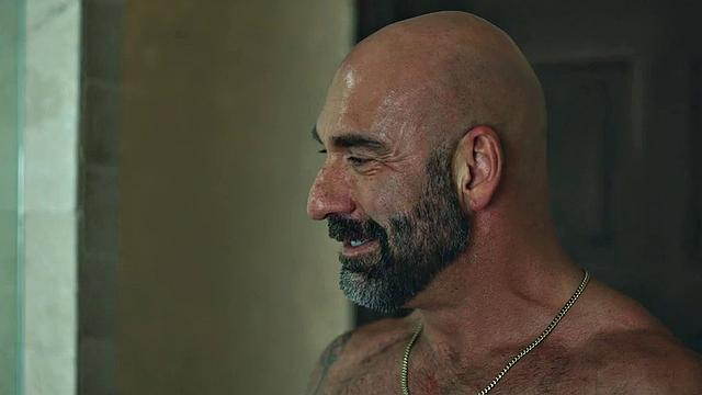 смотри, как волосатый татуированный отчим получает по-жёсткому от пасынка