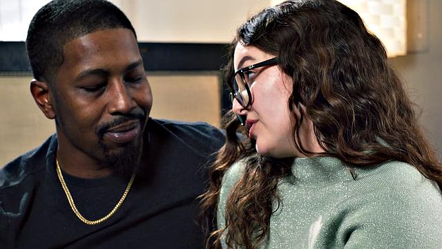 UP CLOSE - Stunning Leana Lovings Absolutely Wants Isiah Maxwell's Huge Dick Inside Her!