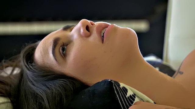 две страстные лесбиянки украшают гладкую киску и заводятся