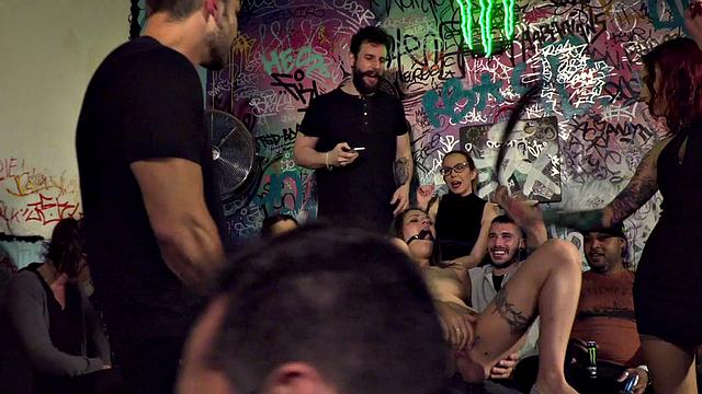 Татуированная рыжая шлюха с кляпом получает жёстко прямо в переполненном баре