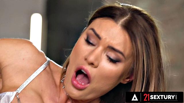 kitana lure трахается в попу и по ногам, кончает на ступни