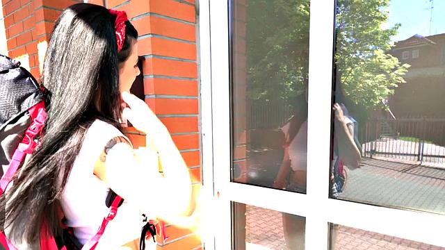 Hostel backpacker amateur gets her cunt slammed