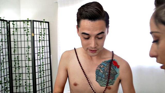 сексуальная йога переходит в страстный групповой секс